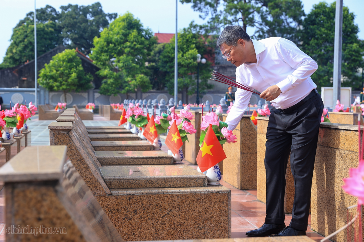 Thủ tướng Lê Minh Hưng dâng hương, viếng Nghĩa trang Liệt sĩ Lạng Sơn