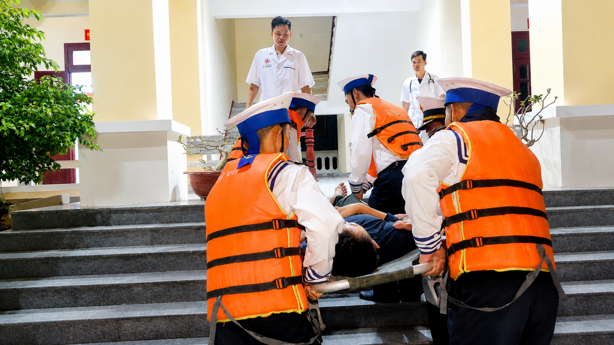 Cán bộ, chiến sĩ vận chuyển bệnh nhân vào cấp cứu tại bệnh  xá đảo
 