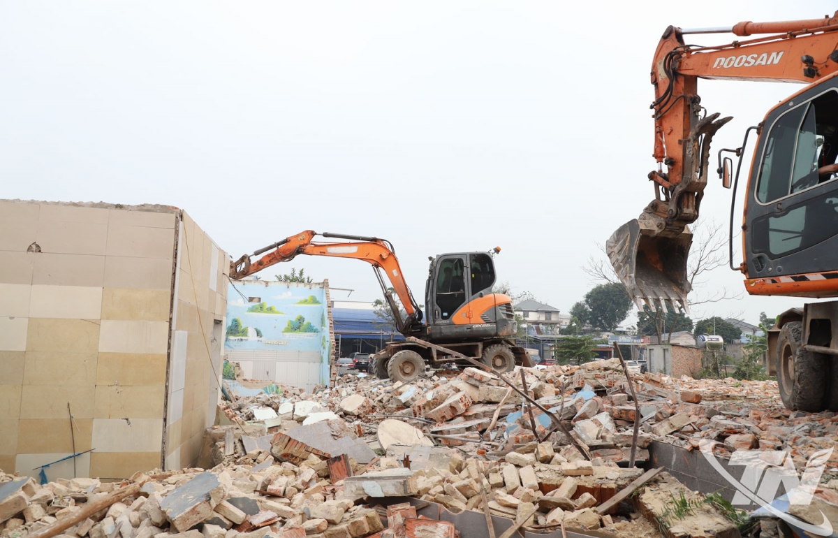 Các hộ dân đang tích cực dọn dẹp nhà cửa để bàn giao mặt bằng (Nguồn: Báo Thái Nguyên)