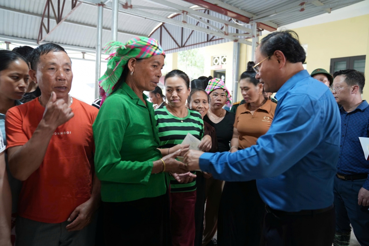 Bí thư Tỉnh ủy Lai Châu thăm hỏi, động viên các hộ gia đình bị thiệt hại trong đợt lũ vừa qua.