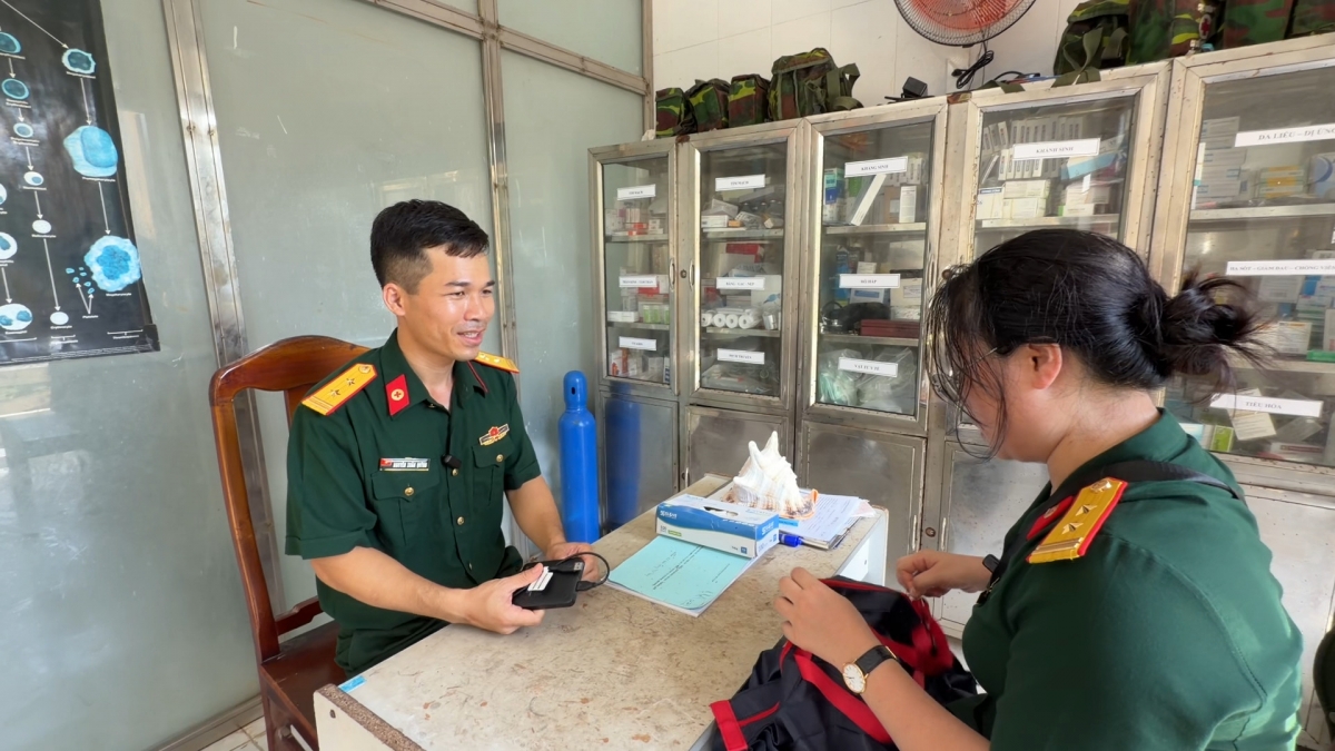 Bác sĩ Thủy trao chiếc ổ cứng cho bác sỹ, Trung tá Nguyễn Xuân Quýnh đang thực hiện nhiệm vụ ở Bệnh xá đảo Song Tử Tây, Quần đảo Trường Sa
