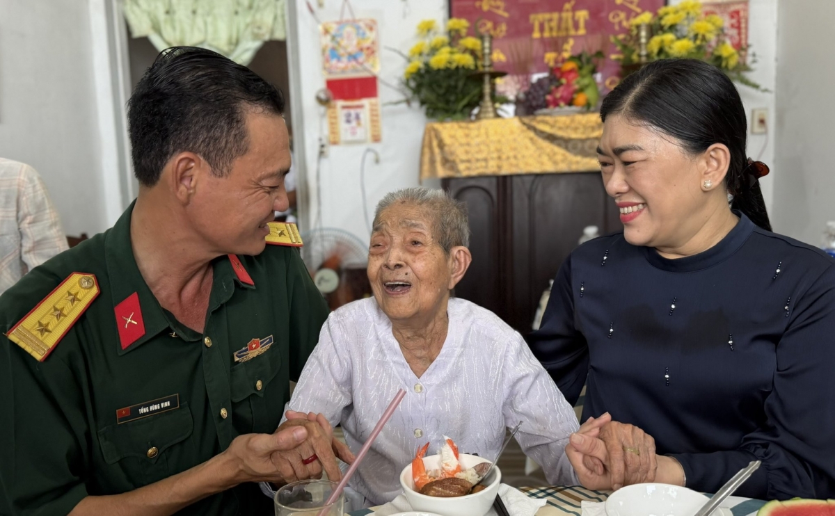 Bữa cơm giản dị mà đầy ắp nghĩa tình tại nhà Bà Mẹ Việt Nam anh hùng Nguyễn Thị Lành.