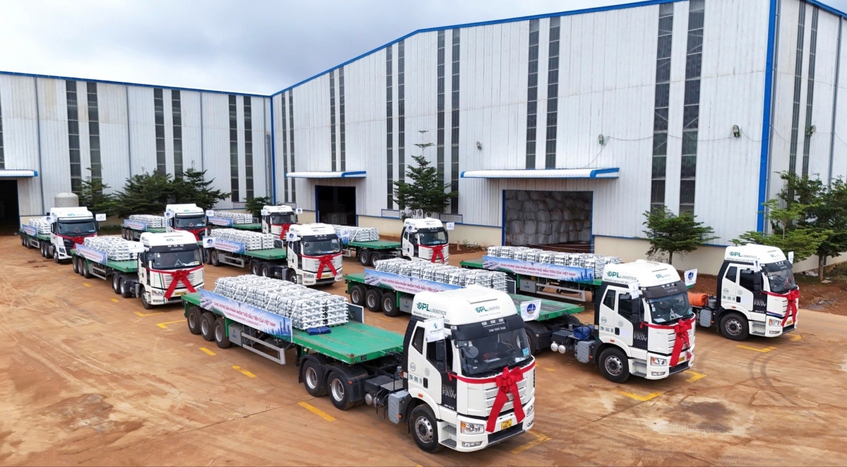 Đoàn xe vận chuyển lô nhôm thỏi của Stavian Industrial Metal
tại Nhà máy Điện phân Nhôm Đắk Nông