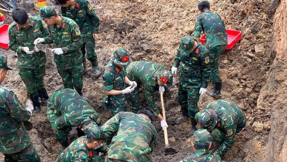 Các cán bộ, chiến sĩ cẩn trọng từng lớp đất trong quá trình tìm kiếm hài cốt liệt sĩ (ảnh Bộ Tư lệnh TP.HCM cung cấp)