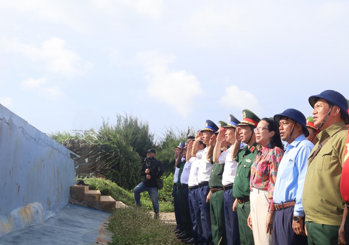 Các đại biểu tham gia chào cờ