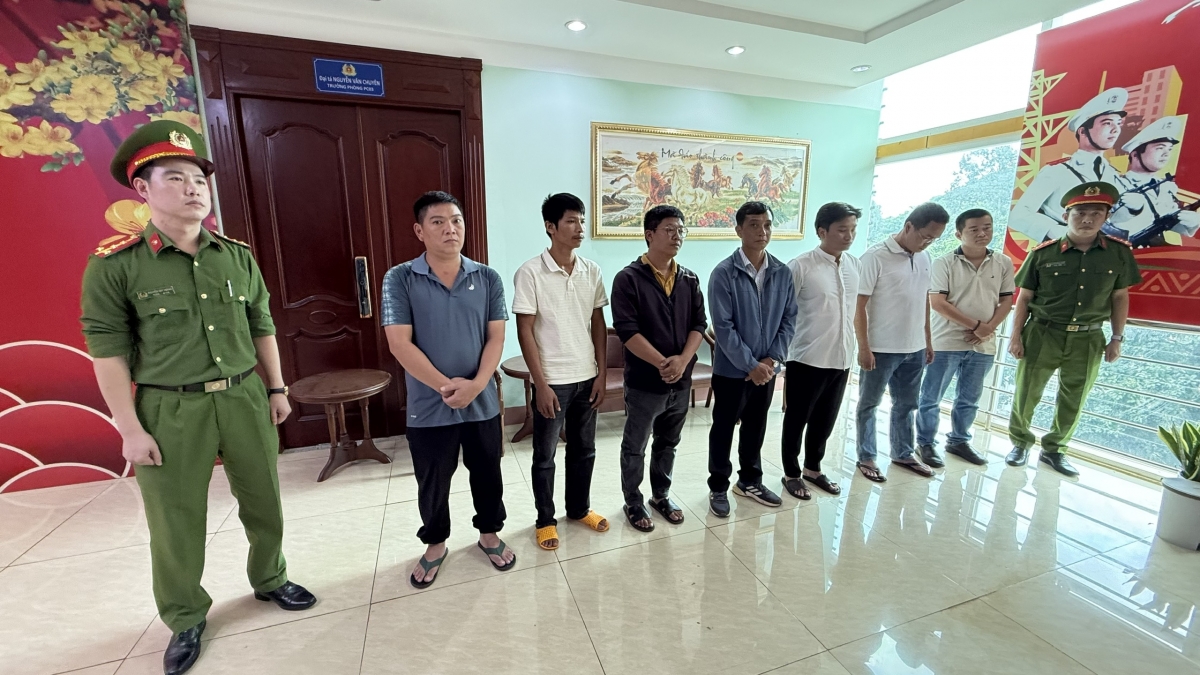 Các đối tượng tại cơ quan điều tra. (Ảnh: Công an Đắk Lắk)