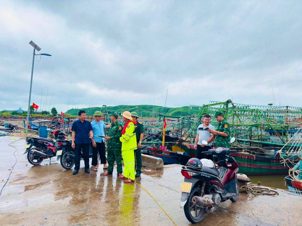 Các lực lượng phòng chống thiên tai xã Đường Hoa đi kiểm tra việc neo đậu, tránh trú bão của tàu thuyền tại âu tầu Tiến Tới. (Nguồn ảnh: Đinh Hùng)