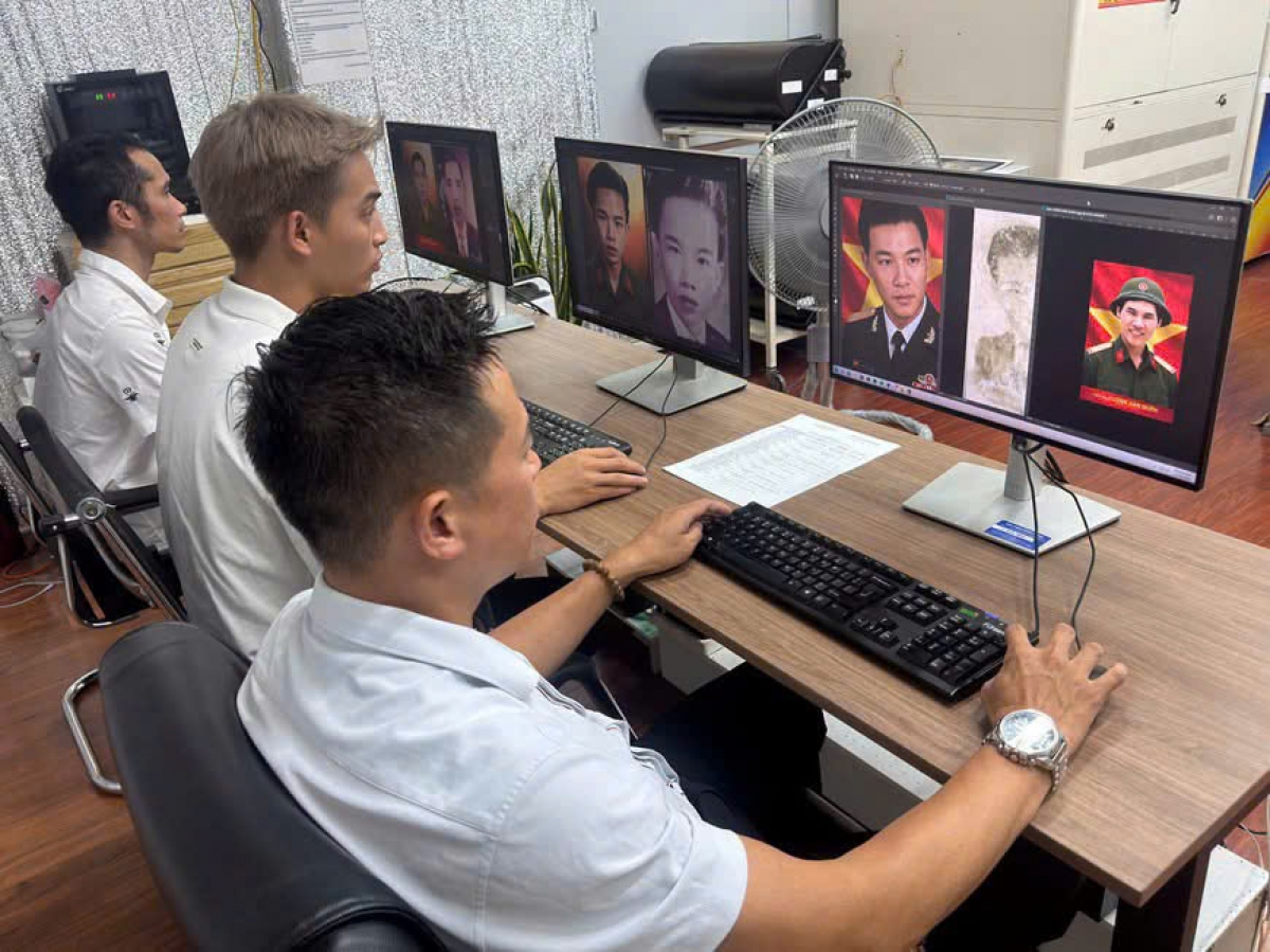 Nhóm phục dựng ảnh Team Lee đang phục dựng ảnh (Ảnh: Teem Lee)