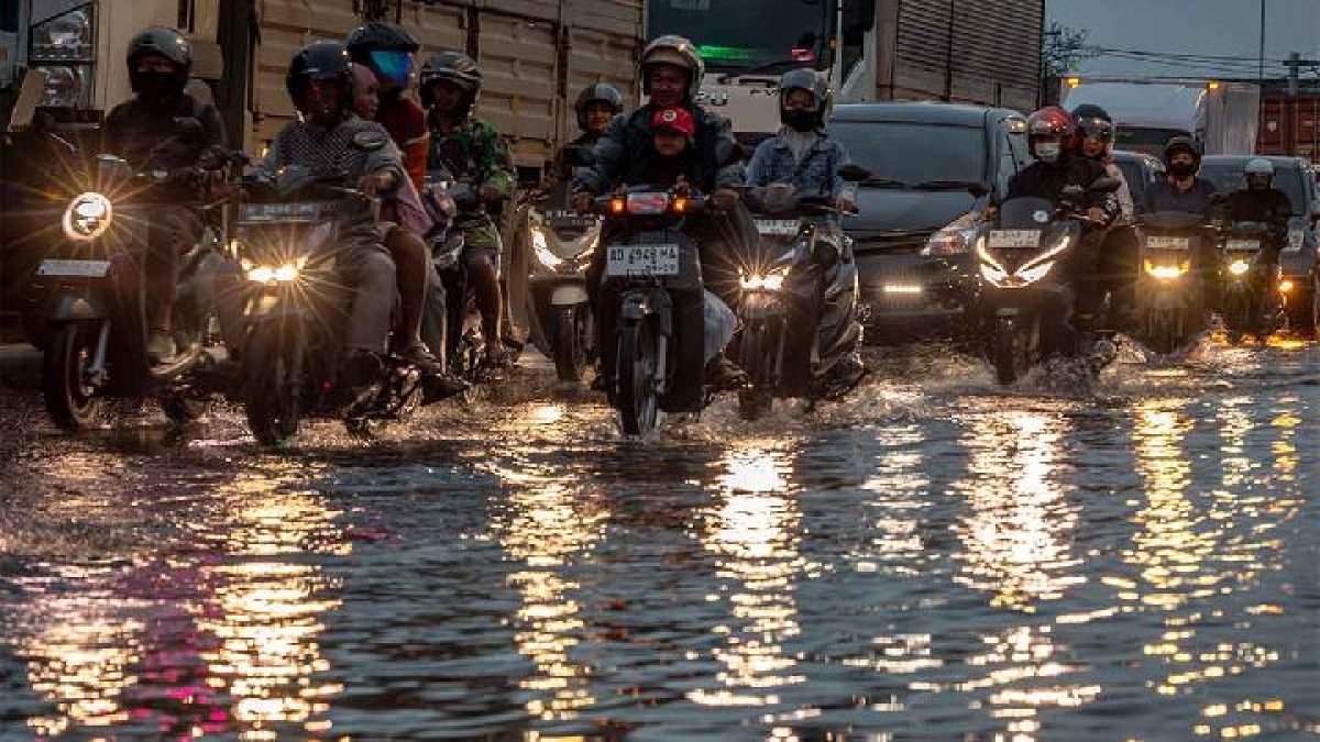 Các tuyến đường ở Trung Java, Indonesia thường xuyên bị ngập lụt do thuỷ triều (Ảnh - Antara)