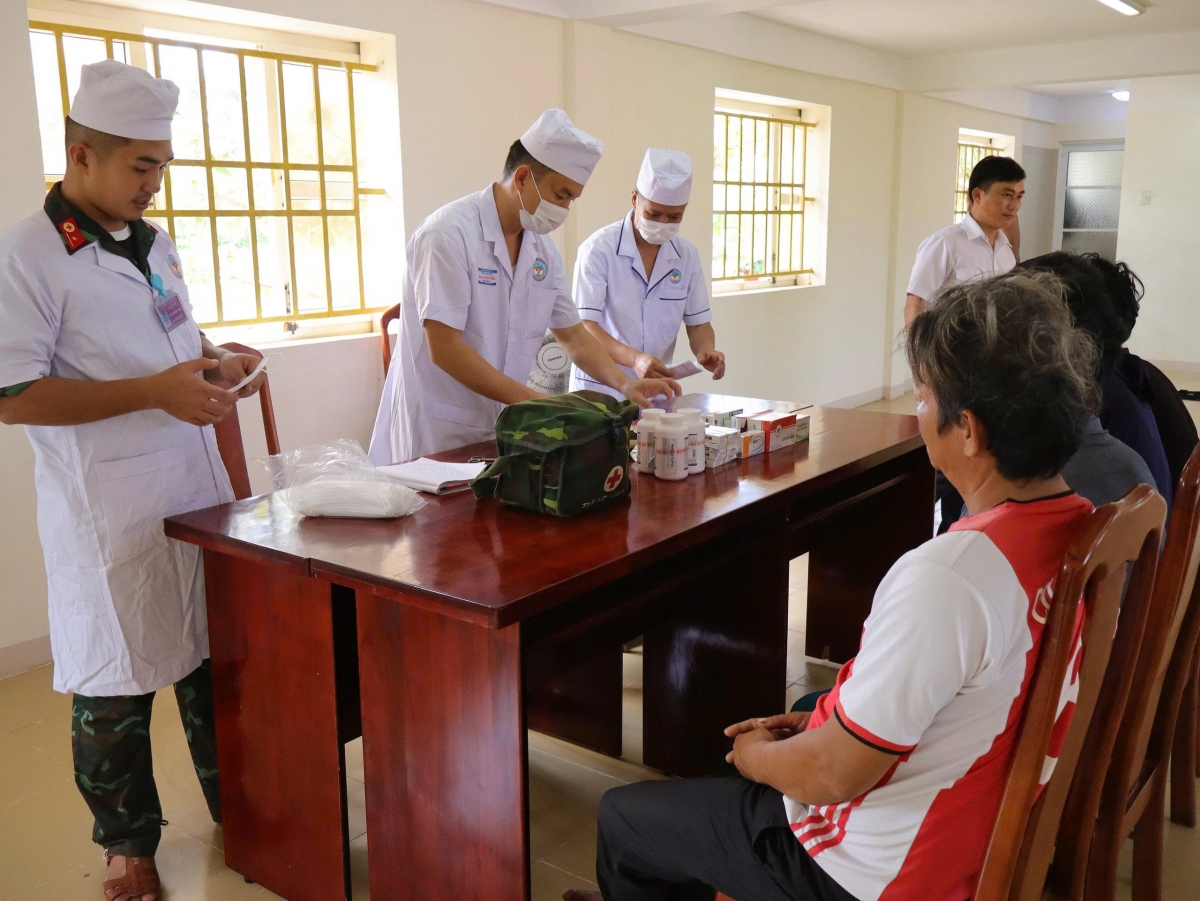 Các cán bộ y tế trên đảo Đá Tây kiểm tra sức khoẻ cho ngư dân