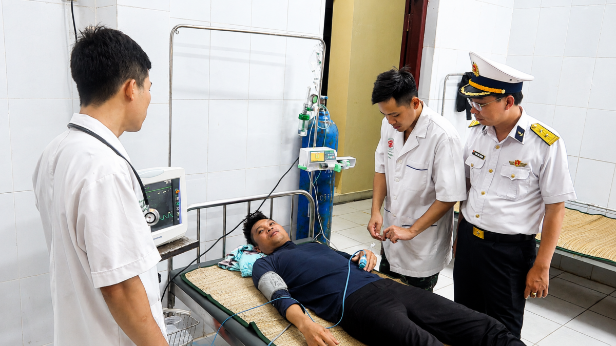 Các Y, bác sĩ thăm khám ban đầu cho bệnh nhân
 