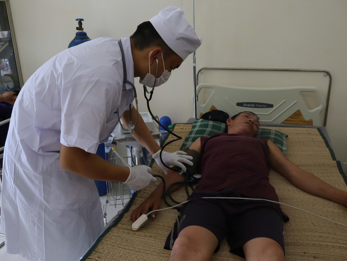 Cán bộ y tế đảo Đá Tây tiến hành đo huyết áp, kiểm tra sức khoẻ cho ngư dân gặp nạn