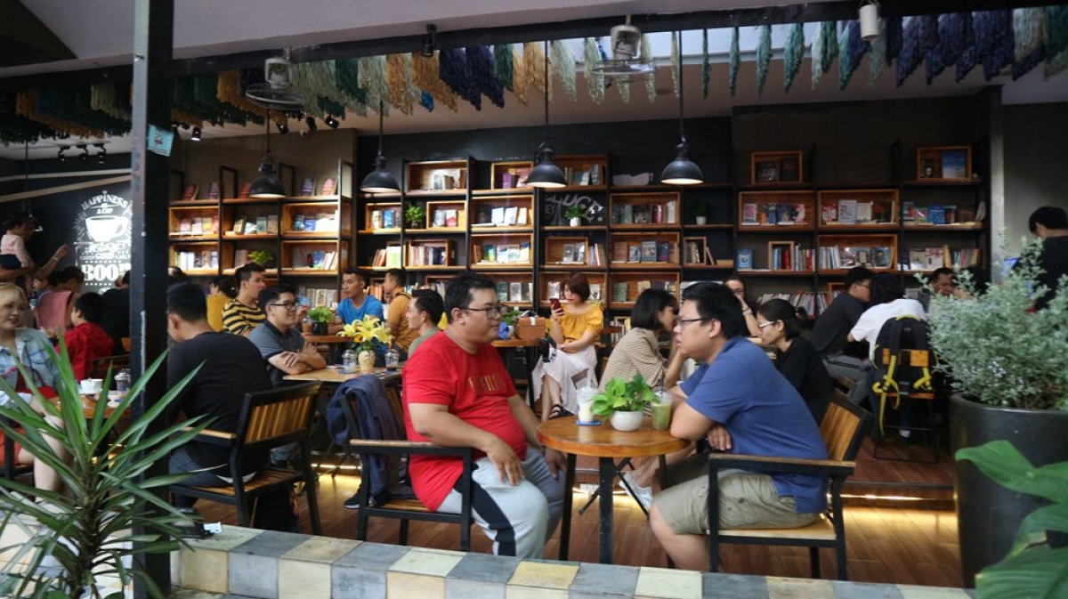 Những ngày gần đây, thông tin về việc các quán cà phê, nhà hàng phải trả tiền bản quyền khi mở nhạc phục vụ khách tiếp tục thu hút sự quan tâm của dư luận.