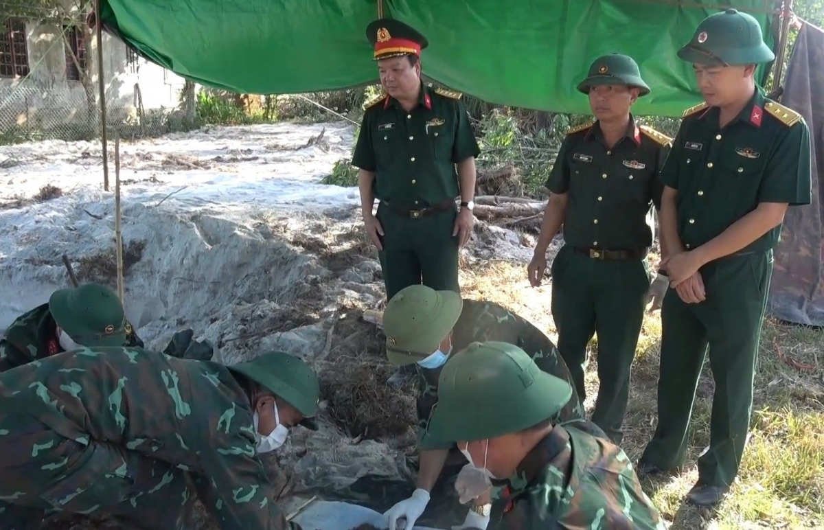 Cán bộ, chiến sĩ Bộ Chỉ huy Quân sự thành phố Huế tìm kiếm hài cốt liệt sĩ.