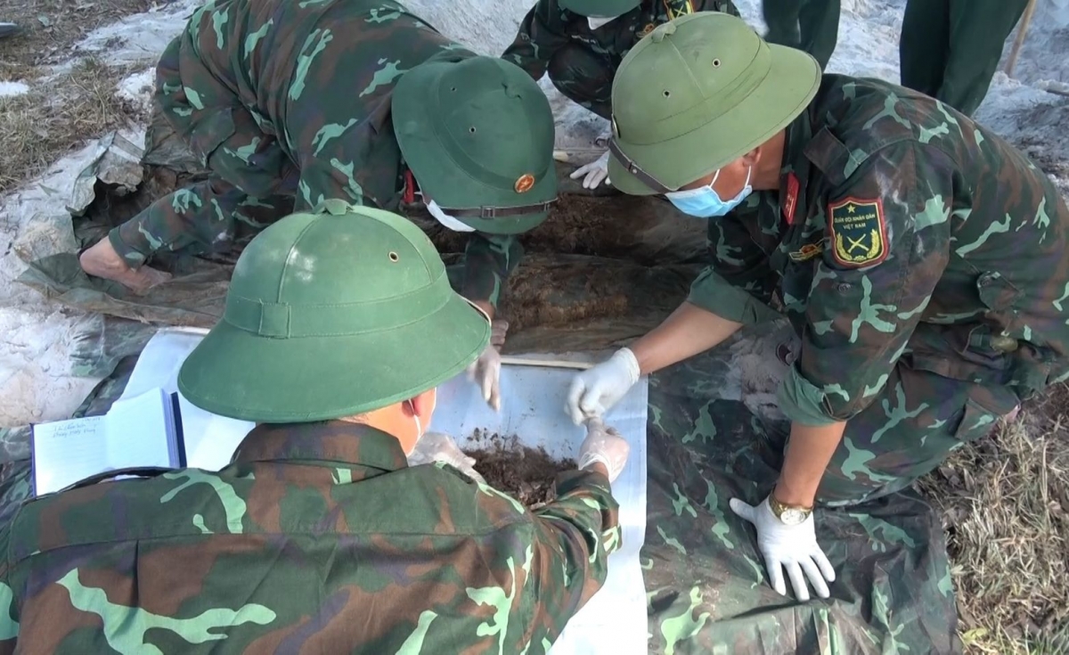 Cán bộ, chiến sĩ Đội quy tập 192, Bộ Chỉ huy Quân sự thành phố Huế tiến hành quy tập hài cốt liệt sĩ.