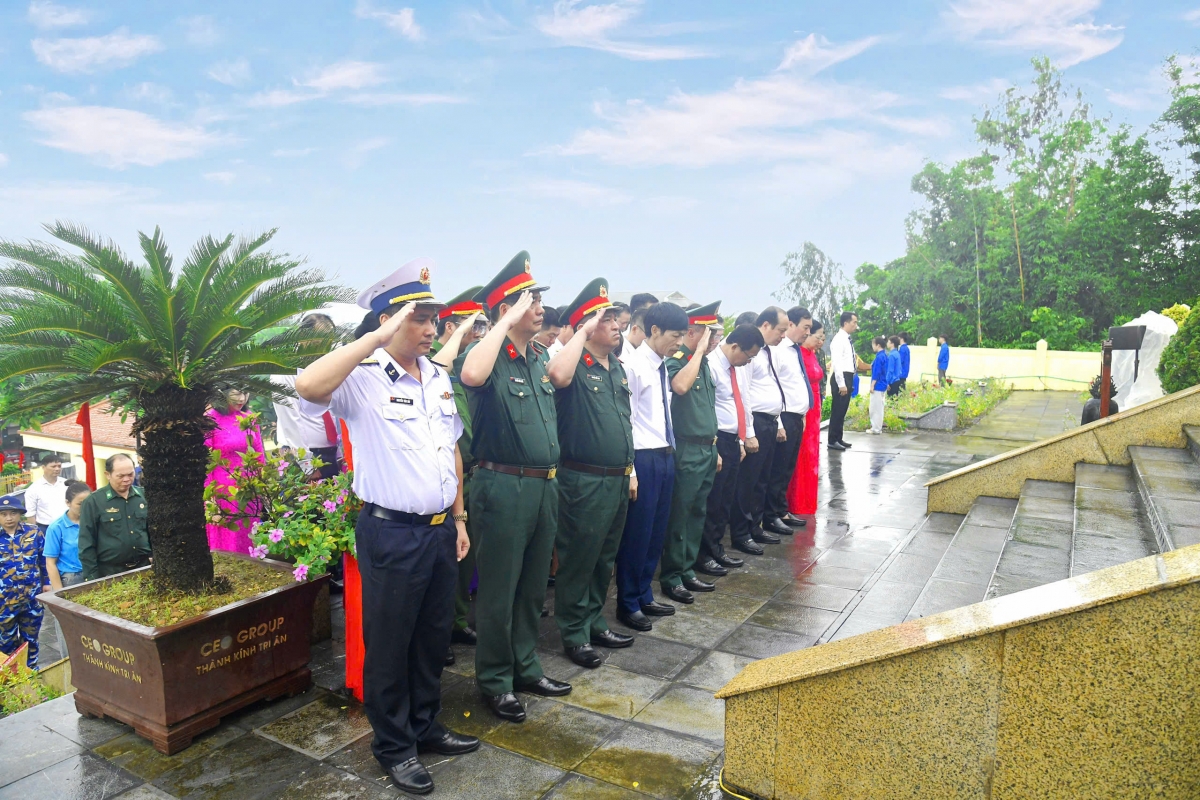 Cán bộ, chiến sĩ Lữ đoàn 169, Vùng 1 Hải quân và các đại biểu tham dự Lễ dâng hương tưởng niệm các anh hùng liệt sĩ ại Nghĩa trang Liệt sĩ đặc khu Vân Đồn, tỉnh Quảng Ninh