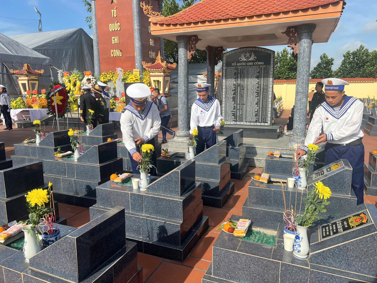 Cán bộ, chiến sĩ Tiểu đoàn 20, Bộ Tham mưu Hải dâng hương tưởng niệm các Anh hùng liệt sĩ