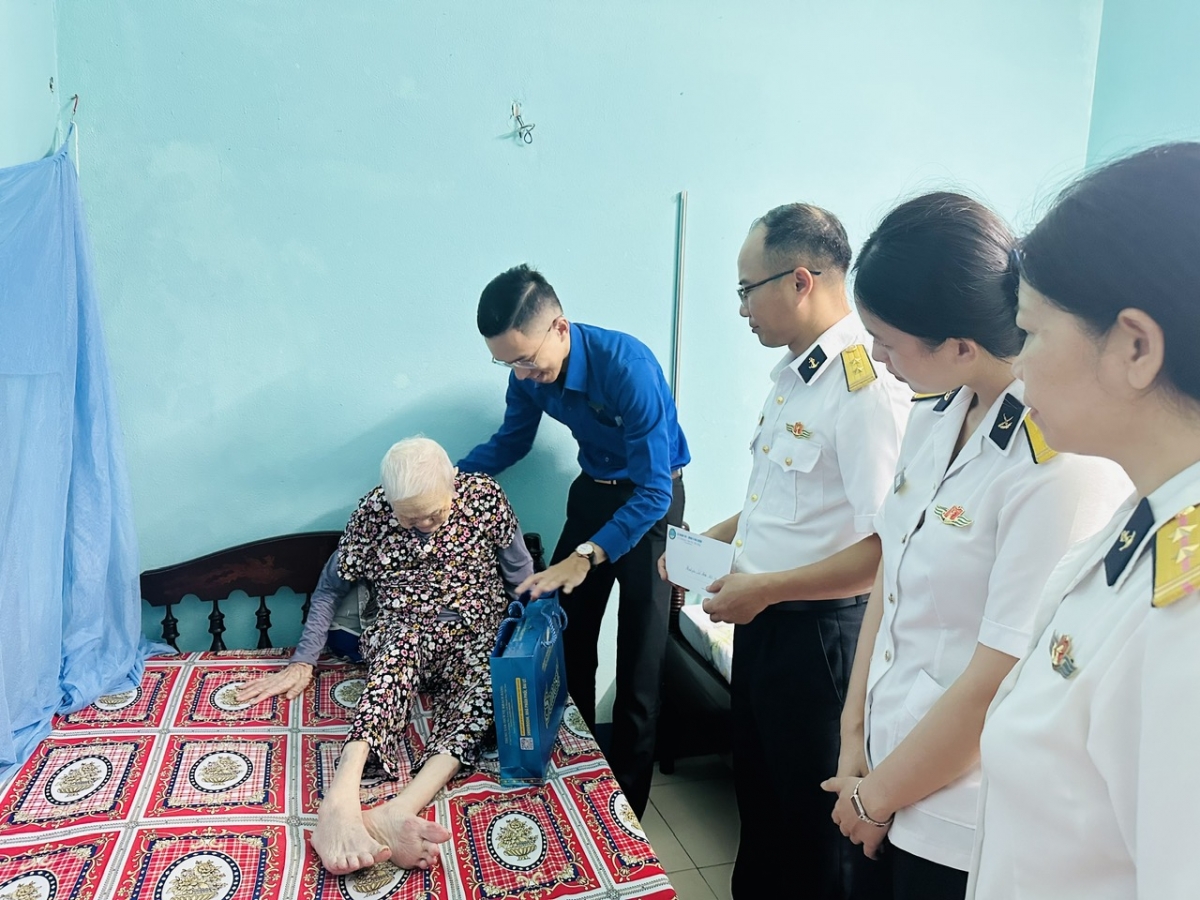 Cán bộ, chiến sĩ và Hội phụ nữ Lữ đoàn 161 tặng quà cho mẹ Việt Nam Anh Hùng tại phường Sơn Trà