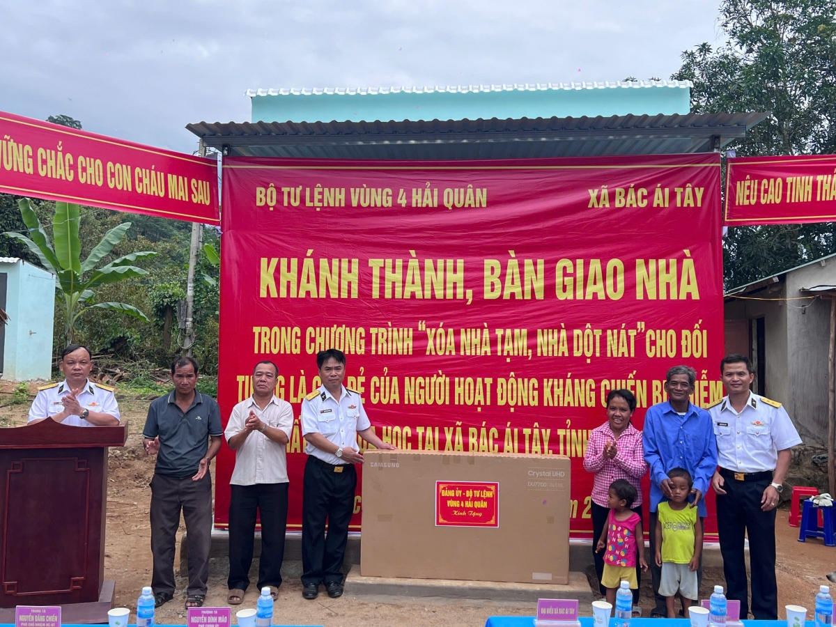 Cán bộ, chiến sĩ Vùng 4 Hải quân và đại biểu địa phương dự lễ khánh thành, bàn giao nhà cho gia đình chính sách tại xã Bác Ái Tây, tỉnh Khánh Hòa