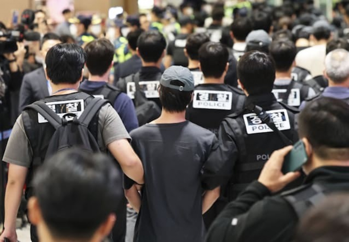 Cảnh sát Hàn Quốc di lý tội phạm (Ảnh Yonhap)