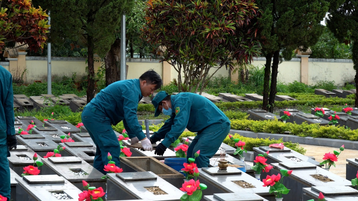 Lực lượng dân quân tự vệ thực hiện nhiệm vụ tại Nghĩa trang Liệt sĩ Đức Cơ.