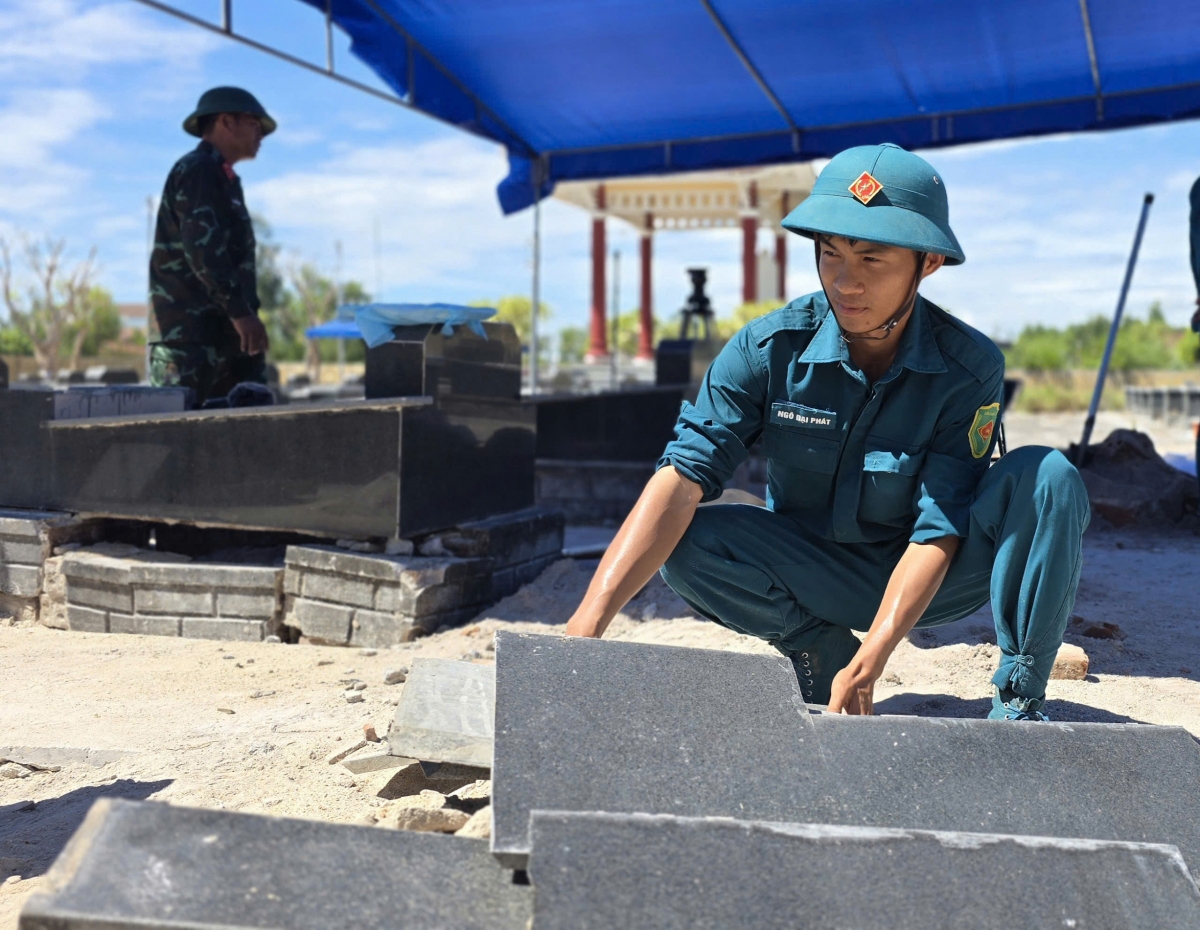 Anh Ngô Đại Phát, dân quân tự vệ xã Bình Hiệp cảm thấy tự hào khi được làm nhiệm vụ đặc biệt, thiêng liêng.