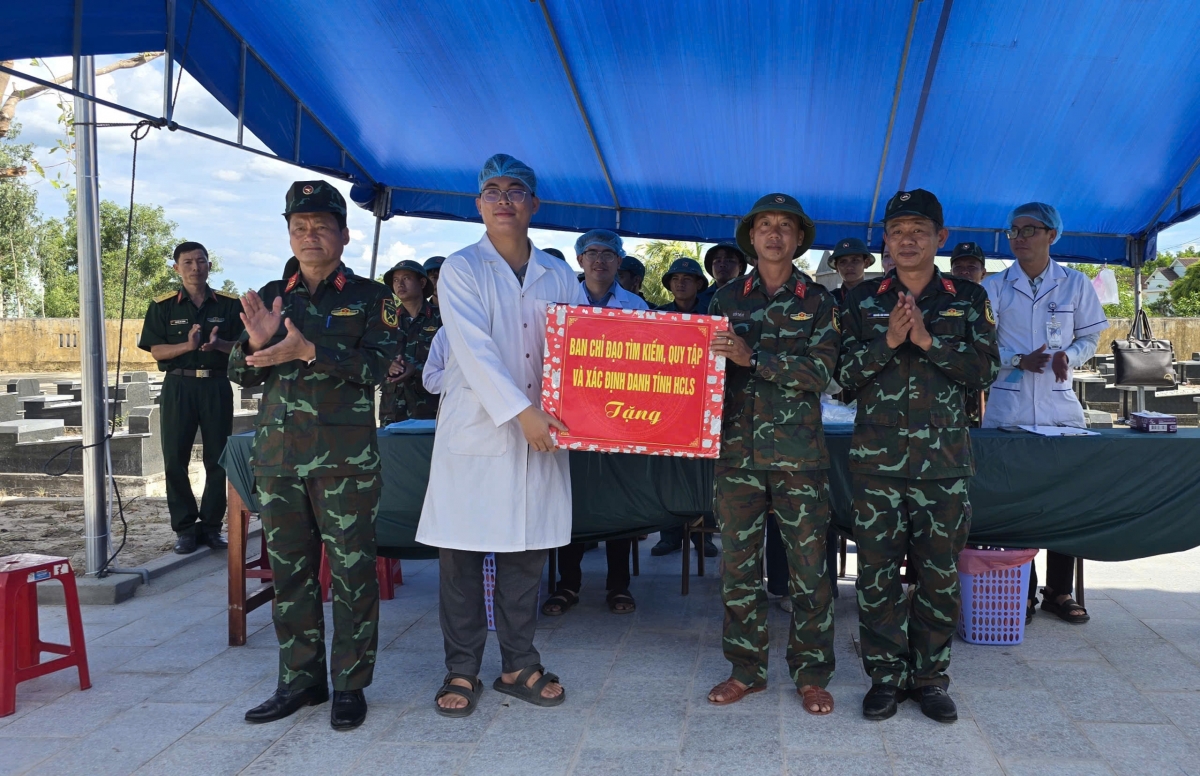 Bộ Chỉ huy Quân sự tỉnh Gia Lai tới thăm, động viên lực lượng làm nhiệm vụ "Chiến dịch 500 ngày đêm" tại tỉnh Gia Lai.