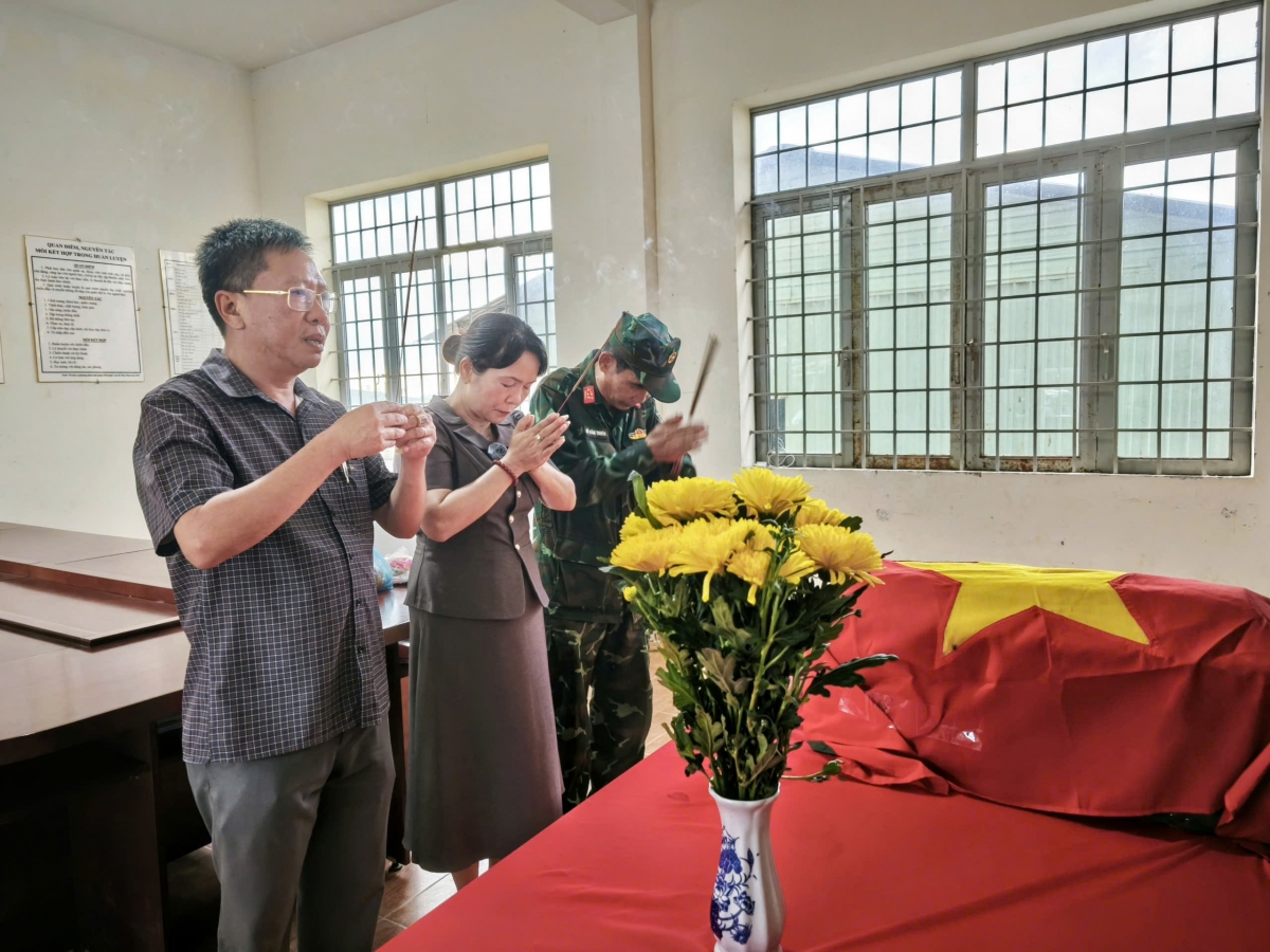 Chính quyền địa phương, cán bộ Đội K51 cùng người dân thắp nén tâm nhang tiễn đưa liệt sĩ Y Chông Triêk về nơi an nghỉ sau hơn 50 năm nằm lại chiến trường.