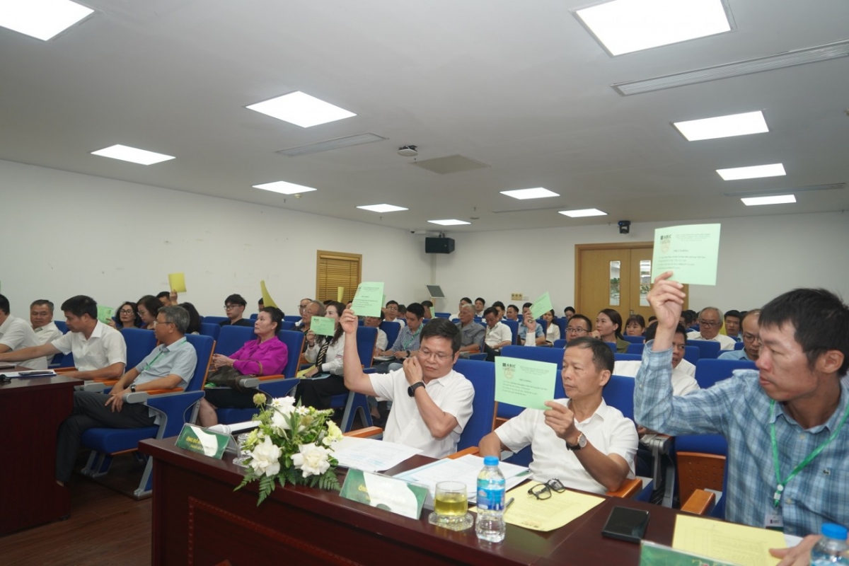 Các cổ đông biểu quyết thông qua các nội dung tại Đại hội. Ảnh: ABIC