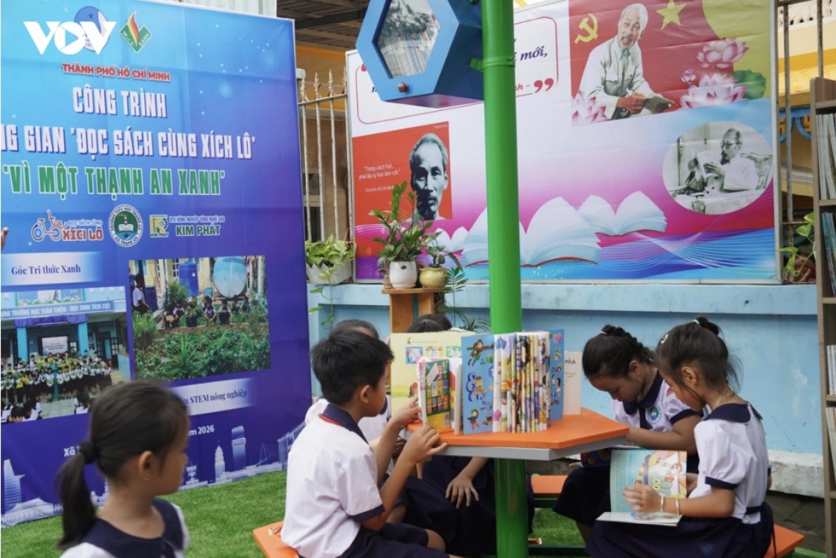 Không gian đọc sách này được bố trí ngay sân trường, tạo không gian mở để nhiều học sinh có thể tiếp cận với văn hoá đọc