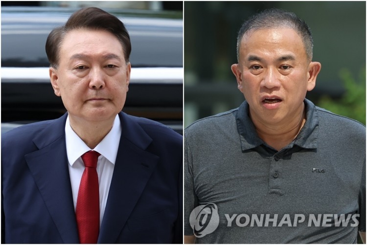 Cựu Tổng thống Yoon Suk Yeol (trái) và doanh nhân Myung Tae-kyun được biết tới với vai trò môi giới chính trị. Ảnh Yonhap