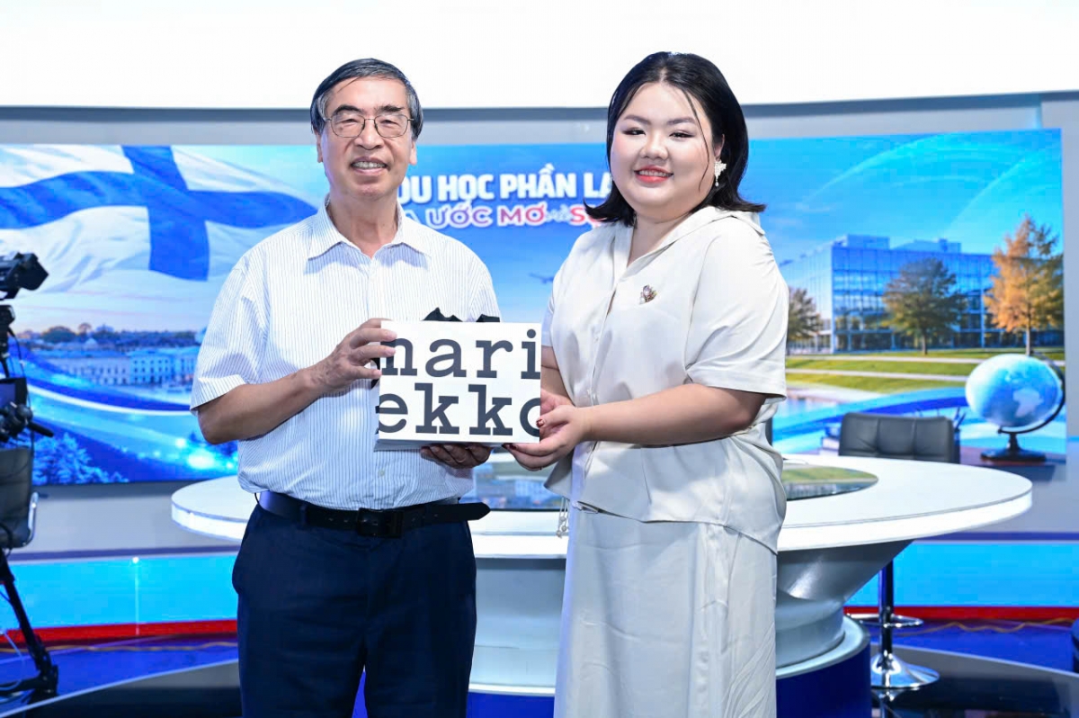 Đại diện Công ty Finnolla tặng quà lưu niệm Đại sứ Nguyễn Phú Bình.