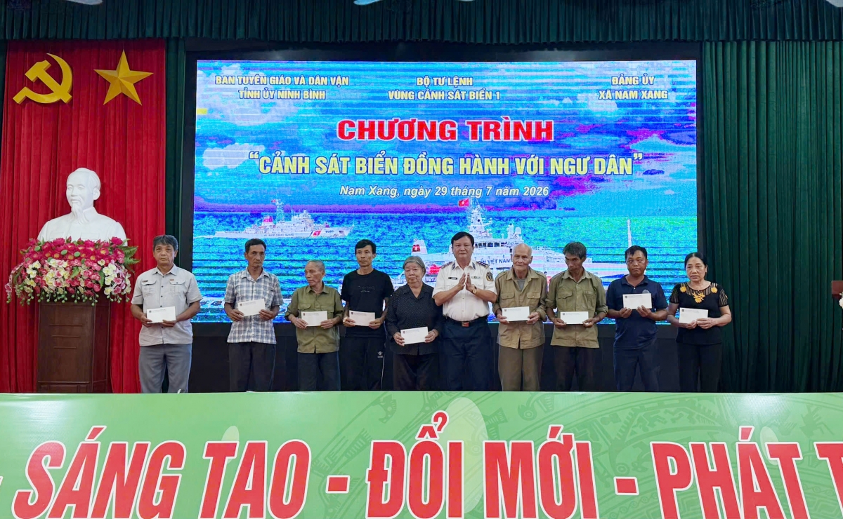 Đại tá Trần Văn Năm- Chủ nhiệm Chính trị BTL Vùng Cảnh sát biển 1 trao quà cho các gia đình nhân dân, giáo dân có hoàn cảnh khó khăn của xã Nam Xang