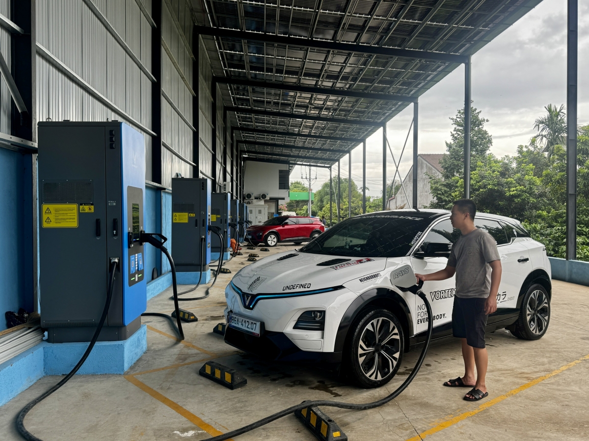 Điện mặt trời mái nhà cho trạm sạc xe điện của Công ty TNHH Green Charge LC ở xã Cư Jút.