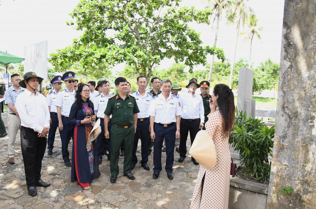 Đoàn công tác thăm quan di tích lịch sử tại đặc khu Côn Đảo
