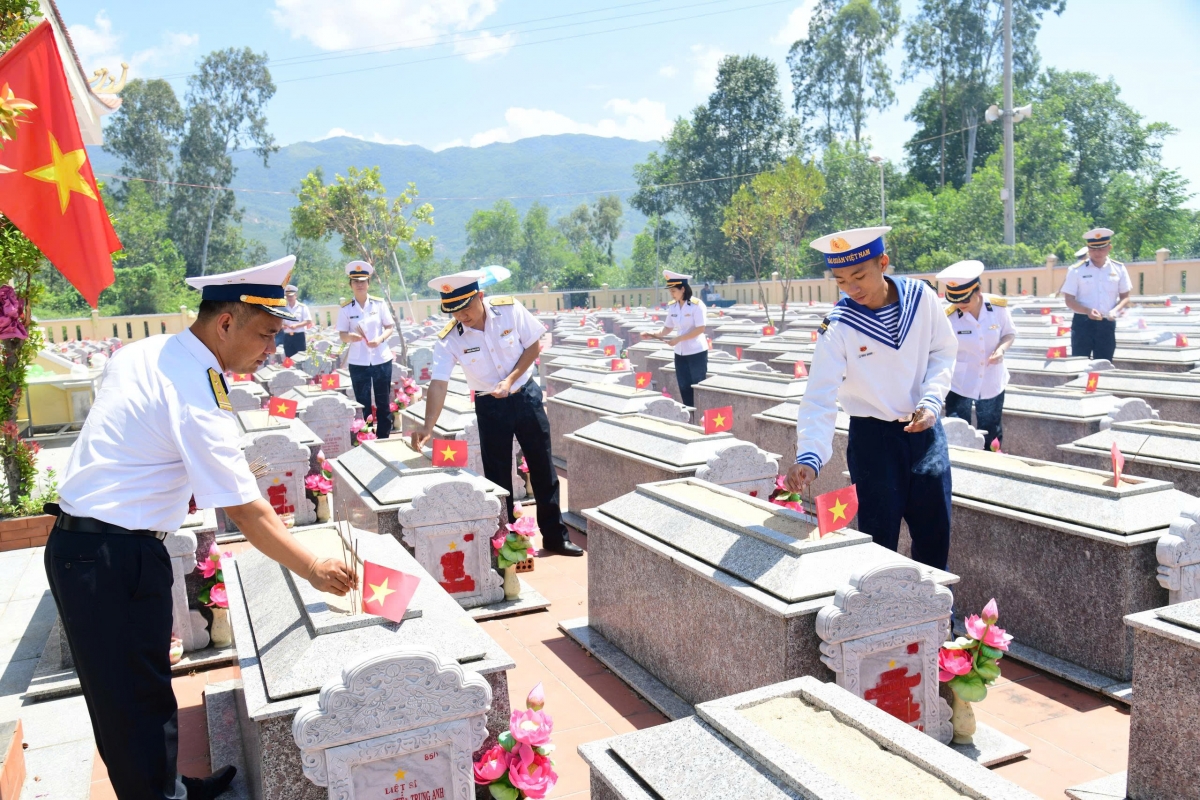 Đoàn thanh niên, Hội phụ nữ Lữ đoàn 680 tổ chức thắp hương tưởng niệm tại Nghĩa trang Liệt sĩ xã Hà Nha