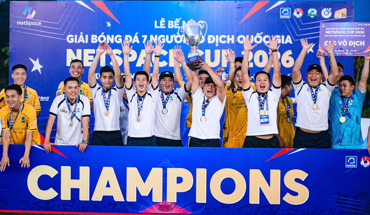 Đội Xổ số kiến thiết Đắk Lắk với cúp vô địch.