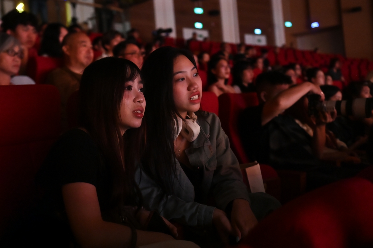 Ngay trong show diễn giới thiệu, "Đất Nước Thiên Hùng Ca" mang đến nhiều cung bậc cảm xúc, khiến khán giả không thể rời mắt trong suốt 75 phút trình diễn.