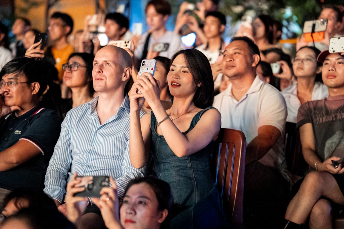 Du khách trong và ngoài nước say mê với những màn pháo hoa rực rỡ tại Lễ hội Pháo hoa quốc tế Đà Nẵng 2026.