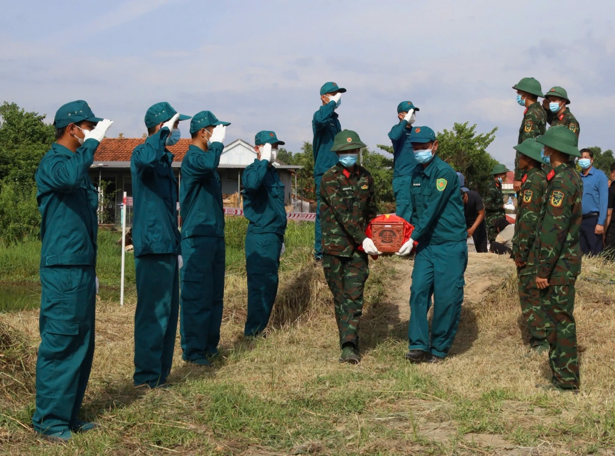 Đưa hài cốt liệt sĩ về Nghĩa trang liệt sĩ Vạn Ninh- Ninh Hòa.