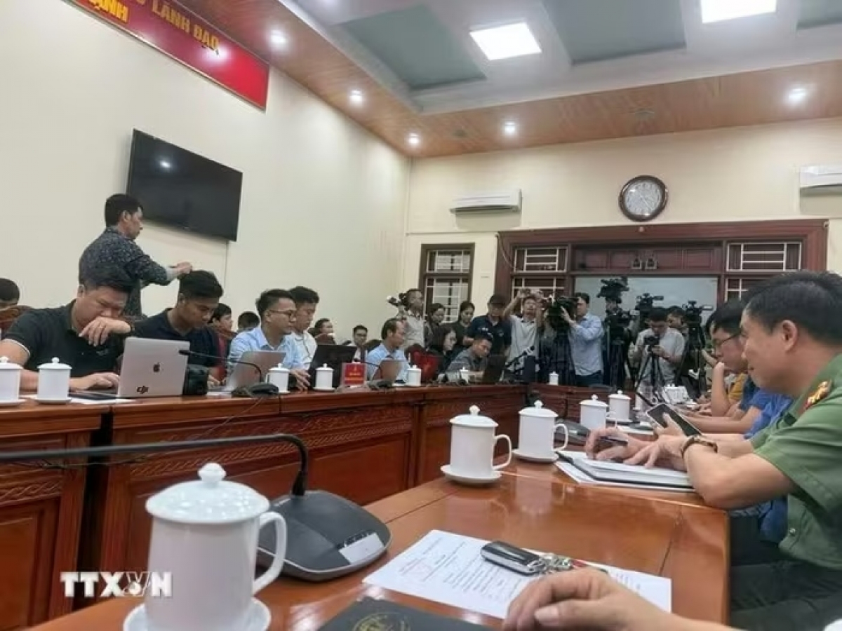 Ban Tuyên giáo và Dân vận, Tỉnh ủy Tuyên Quang, tổ chức họp báo cung cấp thông tin liên quan đến kỳ thi tốt nghiệp THPT 2026 sau khi xảy ra bất thường về điểm môn Toán tại Hội đồng thi Trường THPT Chuyên Tuyên Quang. (Ảnh: Hoàng Hải/TTXVN)