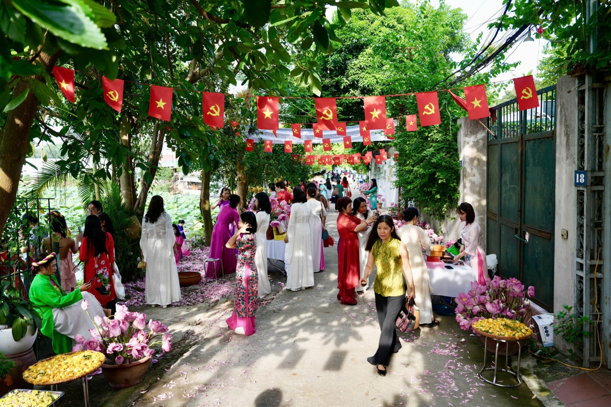 Những chương trình trải nghiệm cũng được tổ chức với mong muốn được truyền tải nghệ thuật, văn hóa ướp trà và thưởng trà sen tới nhiều người.