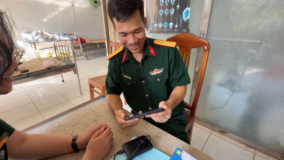 Giây phút vui mừng khi bác sĩ Nguyễn Xuân Quýnh xem hình ảnh vợ con