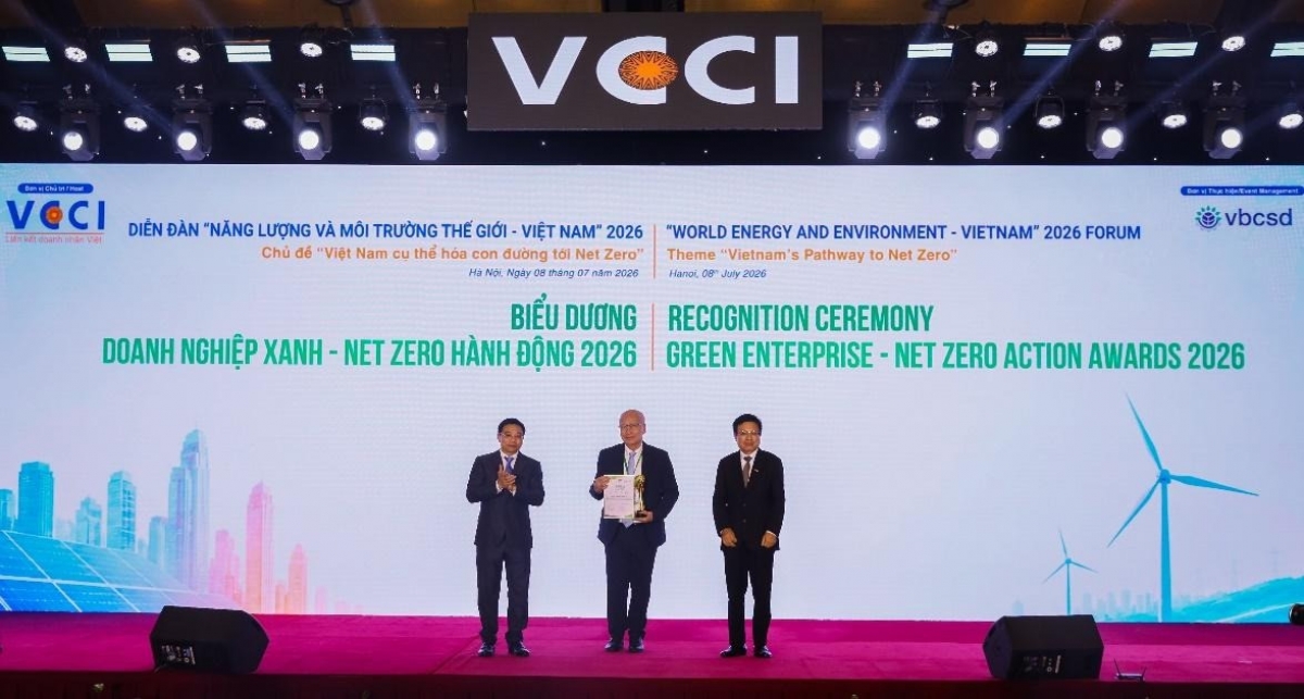 Ông Ngô Minh Hải, Chủ tịch Hội đồng Quản trị Tập đoàn TH đại diện nhận biểu trưng “Doanh nghiệp xanh – Net Zero hành động” do Phó Thủ tướng Chính phủ Nguyễn Văn Thắng trao tại sự kiện. (Ảnh: BTC)