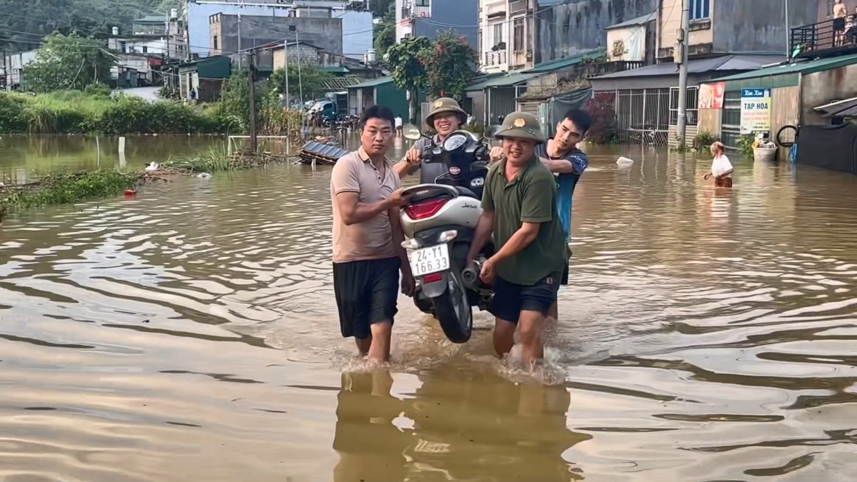 Hỗ trợ một hộ dân sơ tán tài sản ra nơi an toàn.