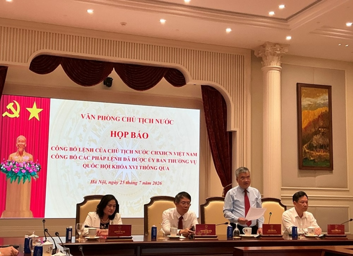 Phó Chủ nhiệm Văn phòng Chủ tịch nước công bố Lệnh của Chủ tịch nước về ba Pháp lệnh