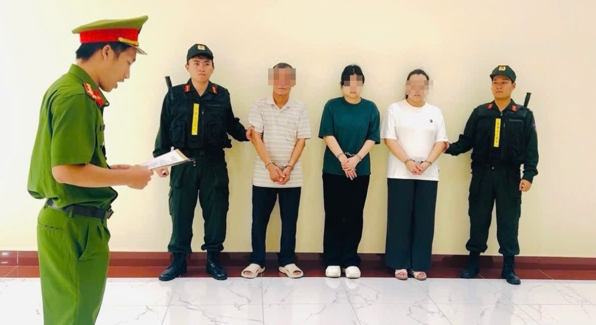 Cơ quan Cảnh sát điều tra Công an TP.HCM tống đạt các quyết định khởi tố bị can, bắt tạm giam đối với Đặng Ngọc Minh, Lý Ngọc Thu và Lý Ngọc Tuyết.