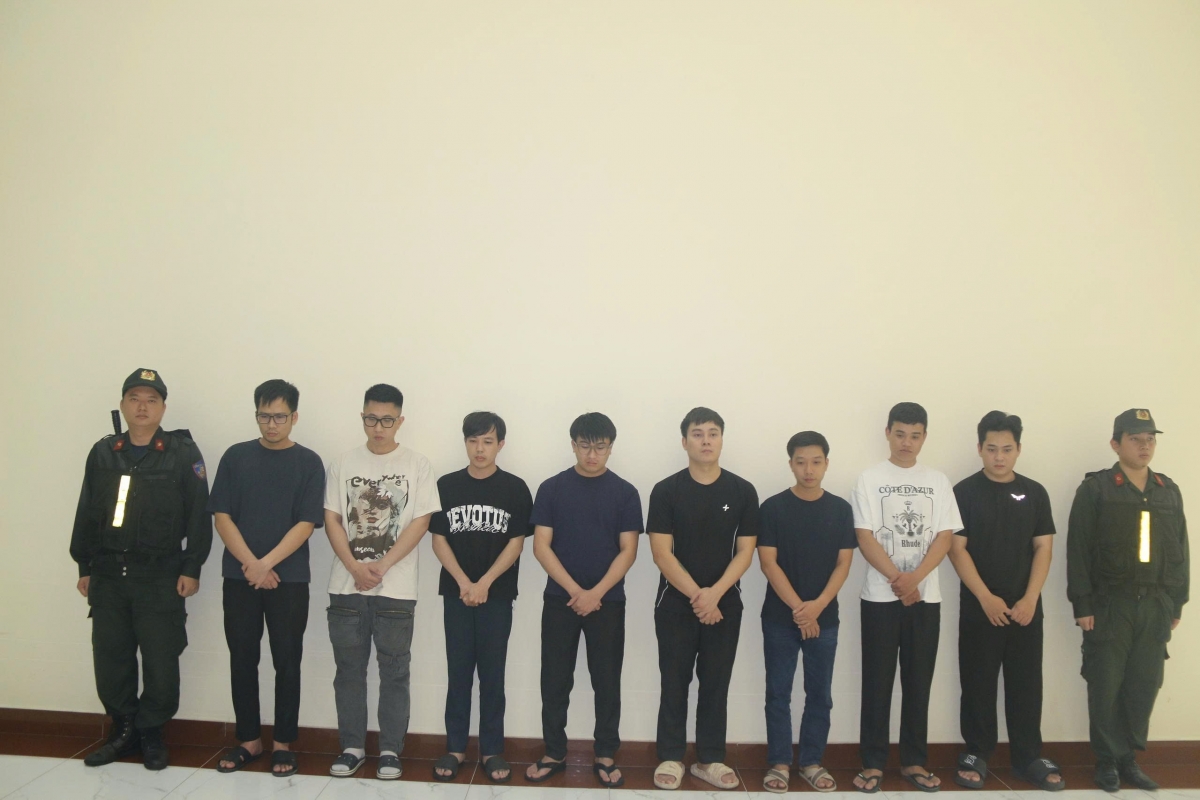 Các đối tượng vừa bị khởi tố trong vụ án.