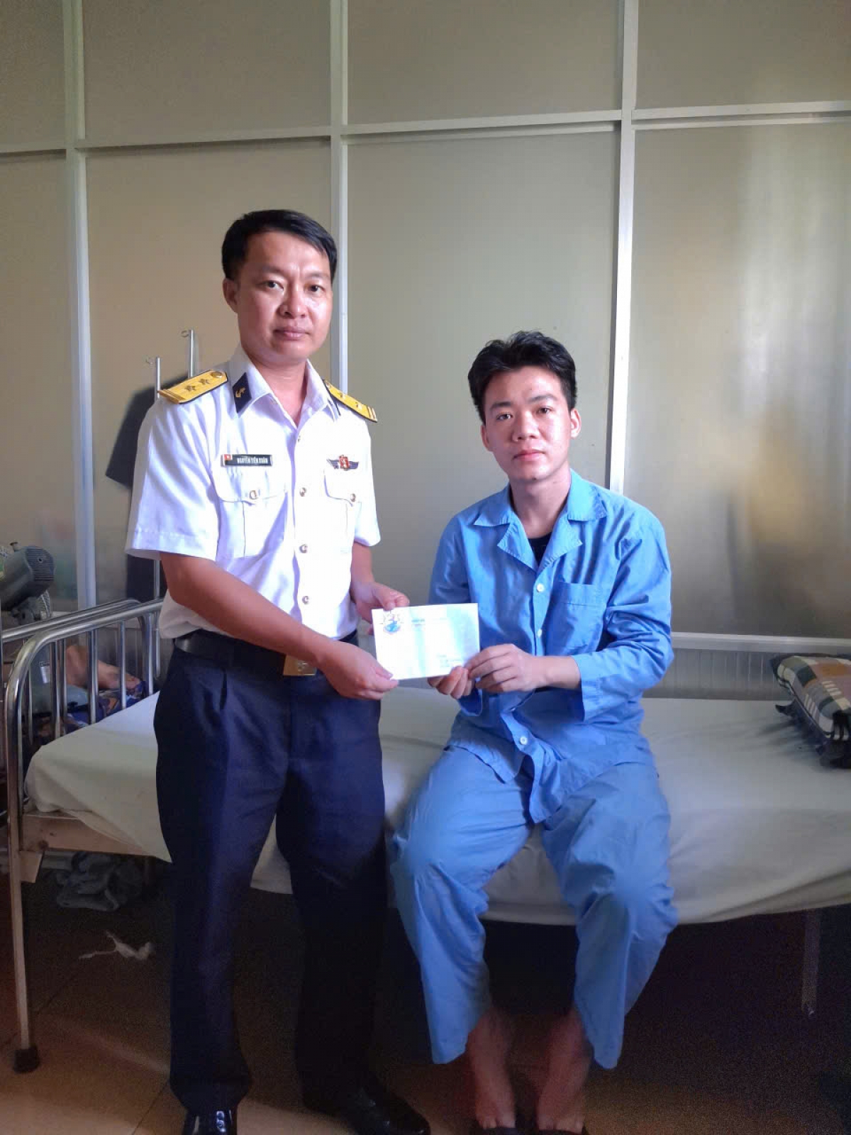 Trao quà cho quân nhân đang điều trị bệnh