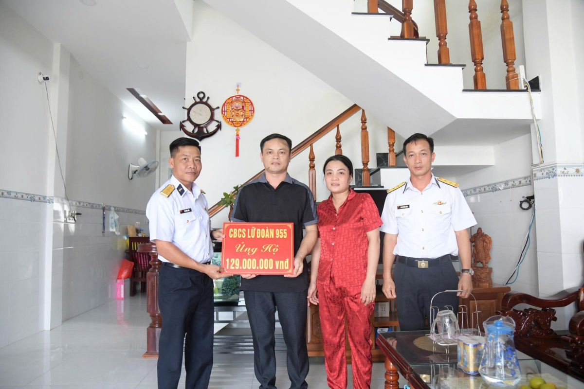 Đại tá Đỗ Văn Sơn, Chính uỷ Lữ đoàn trao tặng quà cho quân nhân đơn vị